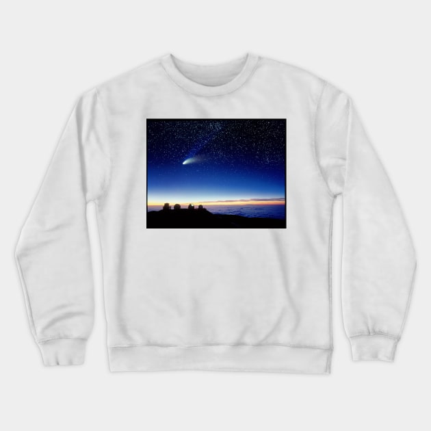 Mauna kea observatory & comet Hale-Bopp (R118/0241) Crewneck Sweatshirt by SciencePhoto